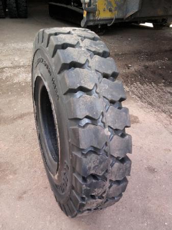 4. 00-8 Шина цельнолитая — фото 2